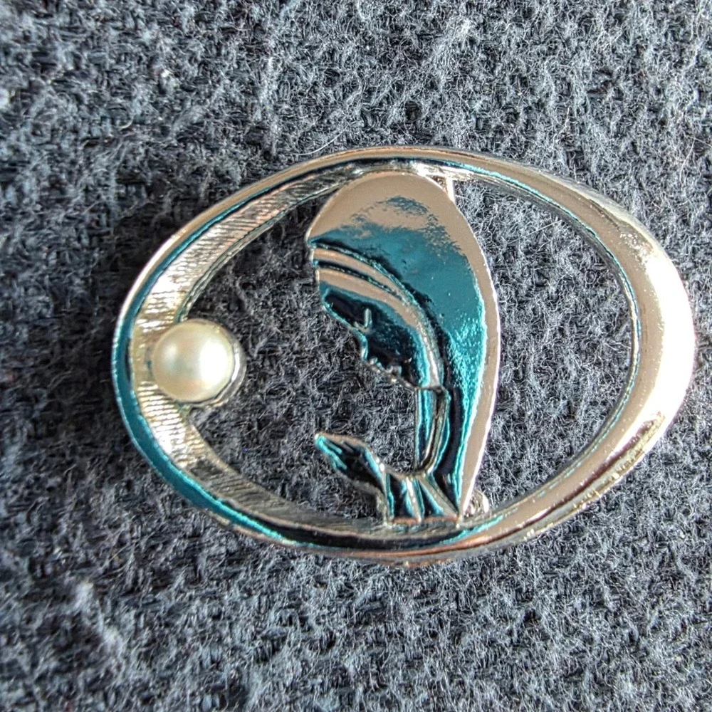 Vintage Virgin Mary Praying Madonna Brooch Silver Tone Faux Pearl Religious Pin